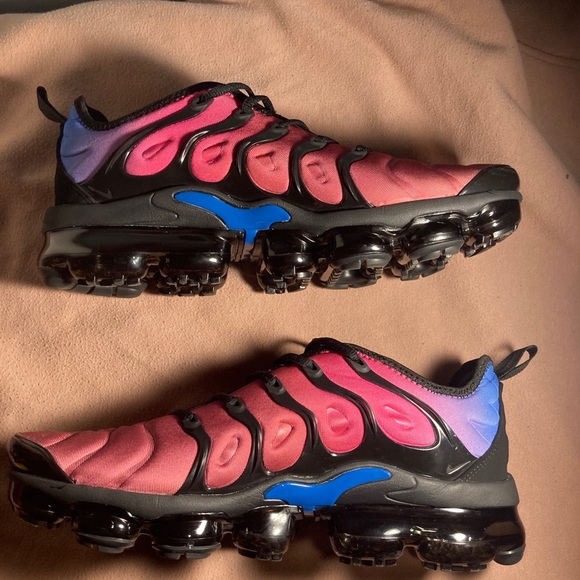 vapormax plus red violet blue